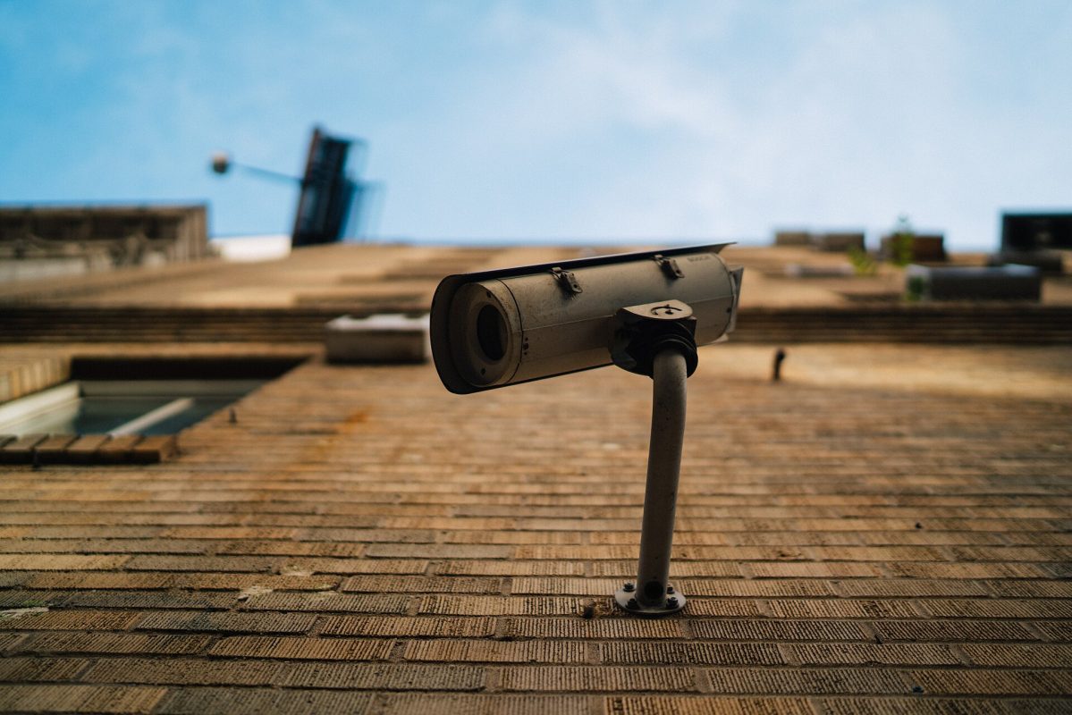 CCTV outdoor vs indoor - kamera CCTV dipasang di area luar ruangan