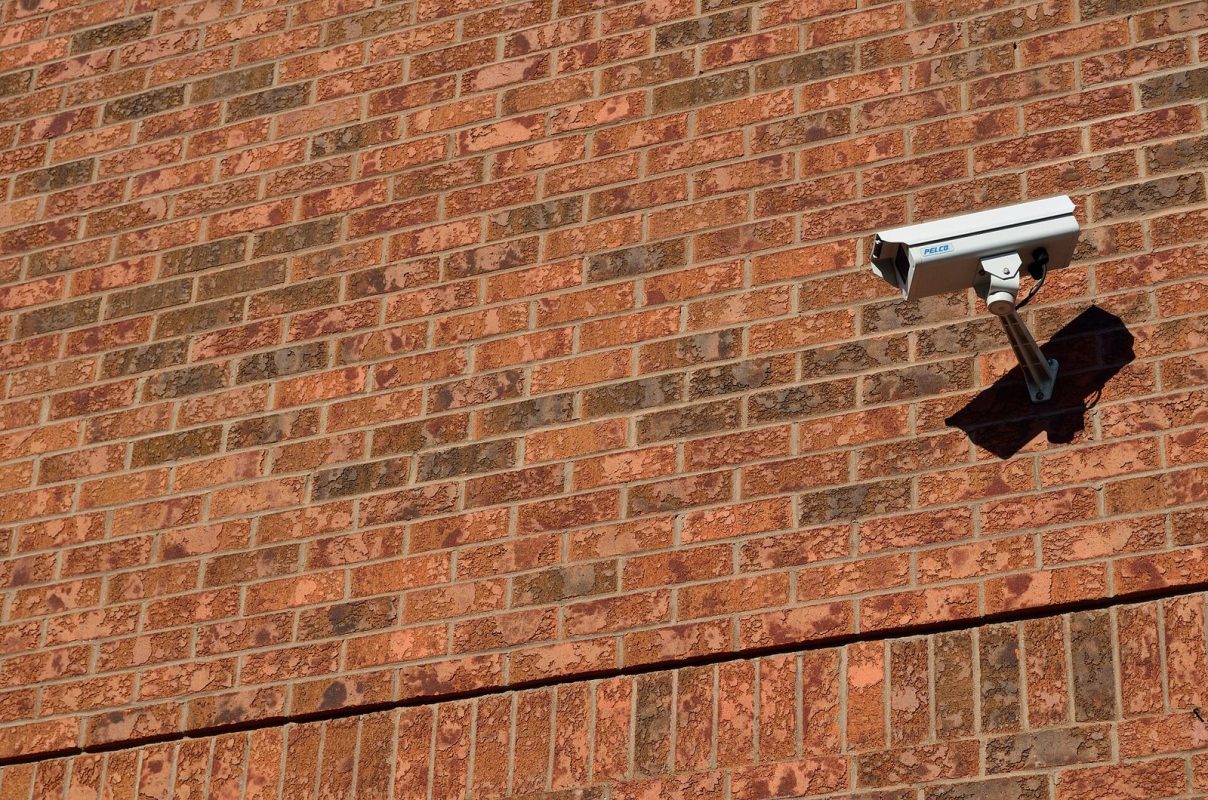 Kesalahan pemasangan CCTV - kamera CCTV terpasang di dinding bata