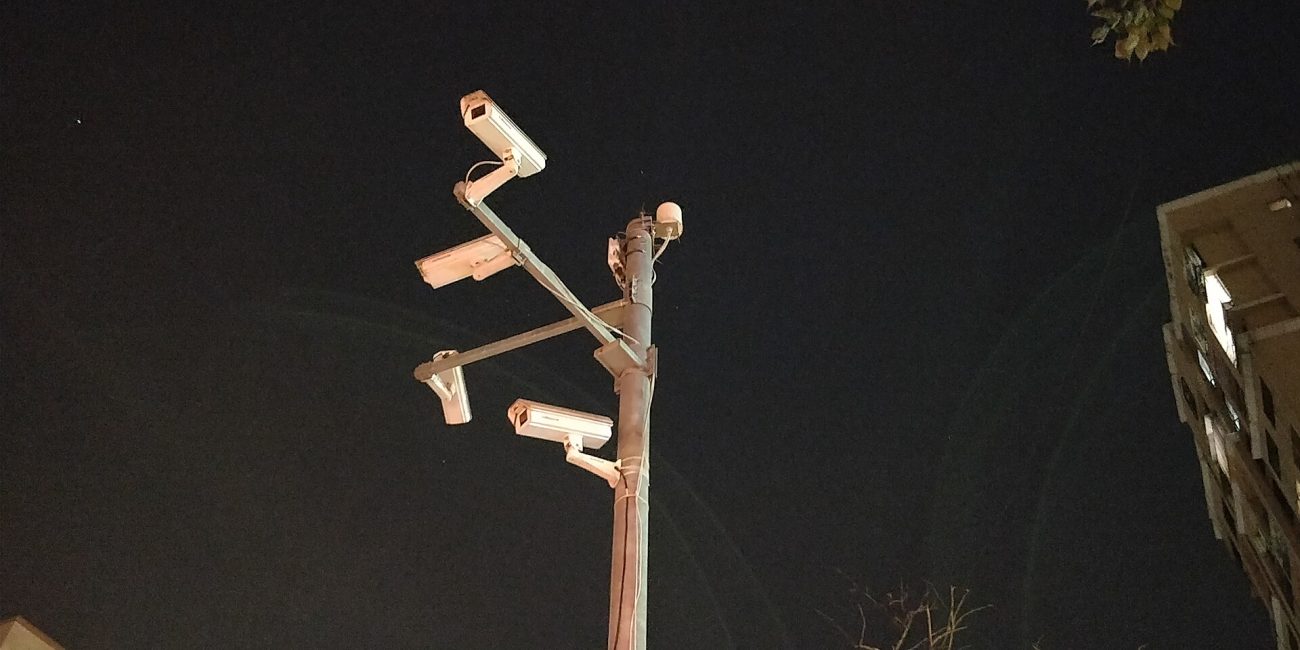Memilih CCTV terbaik - deretan kamera CCTV di dinding gedung